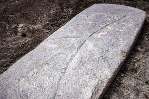 Kas slypi po lotynišku kryžiumi? Po atkastu senoviniu antkapiu tikimasi rasti žmogaus palaikus