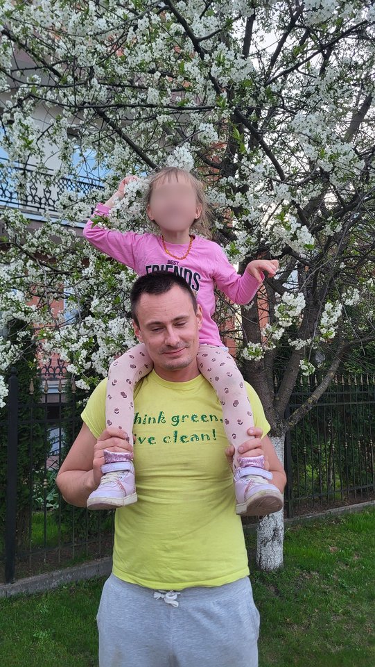 Anot Manto giminaitės, abu vaikai užaugo ant tėčio rankų.<br>Asmeninio archyvo nuotr.