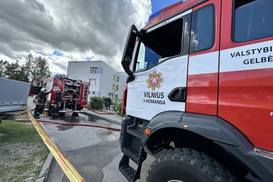 Detektyvas dėl įtariamo padegimo Riešės gimnazijoje: direktorė atskleidė, ką užfiksavo vaizdo kameros