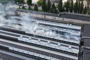 Gaisras Panevėžyje: ant „Lino“ stogo užsidegė saulės elektrinės moduliai