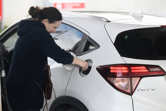 Degalinių švieslentėse – malonūs pokyčiai vairuotojams: degalai pinga