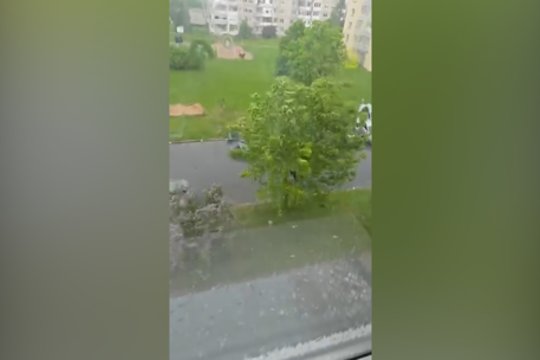 Per šalį slenka kruša ir stiprūs vėjai: gyventojai dalijasi vaizdais
