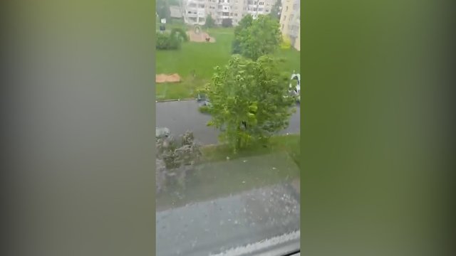Per šalį slenka kruša ir stiprūs vėjai: gyventojai dalijasi vaizdais