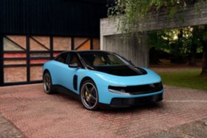 Tokios rinkų reakcijos dar nėra buvę: „Ferrari“ pristačius pirmąjį elektromobilį akcijos smigo žemyn