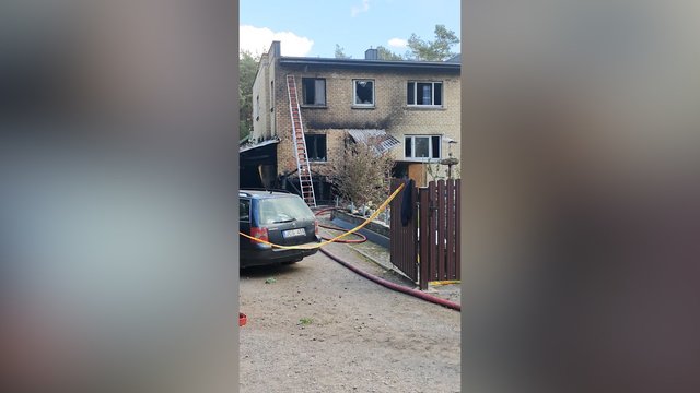 Vaizdai iš įvykio vietos: Vilniaus r. sprogus dujų balionui kilo gaisras dviejų aukštų name