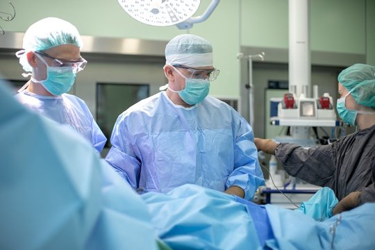 Ypatingą sąnario keitimo techniką naudojantis gydytojas: „Po operacijos pacientas sveiksta sparčiau“