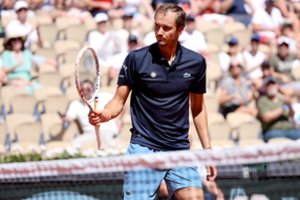 „Roland Garros“ rusas D. Medvedevas per mačą įsivėlė į žodžių konfliktą su žmona Darija: „Kokio velnio...“