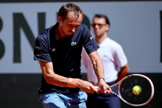 „Roland Garros“ rusas D. Medvedevas per mačą įsivėlė į žodžių konfliktą su žmona Darija: „Kokio velnio...“