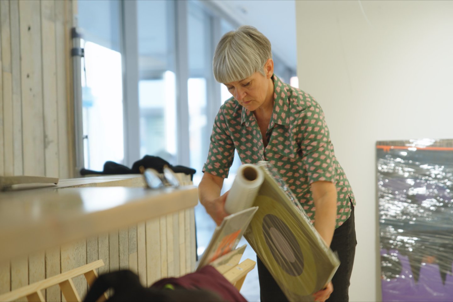 „Man pasirodė, kad tai yra beprotiška avantiūra“, – apie projekto „Galerija ant ratų“ idėją pasakoja menininkė Miglė Kosinskaitė. Jau gegužės 28 d. menininkės kūrybą bus galima išvysti netradicinėje erdvėje – paveikslai atgis ant istorinio Šančių autobusų garažo.<br>Rengėjų nuotr.