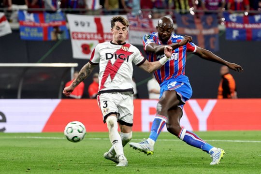Kelioms minutėms sustabdytame Konferencijų lygos finale triumfavo „Crystal Palace“