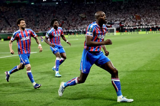 Kelioms minutėms sustabdytame Konferencijų lygos finale triumfavo „Crystal Palace“