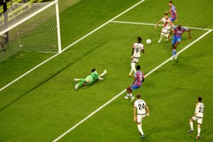 Kelioms minutėms sustabdytame Konferencijų lygos finale triumfavo „Crystal Palace“