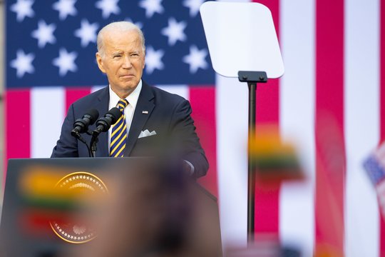 Jill Biden baiminosi, kad jos vyrą per 2024 m. debatus ištiko insultas