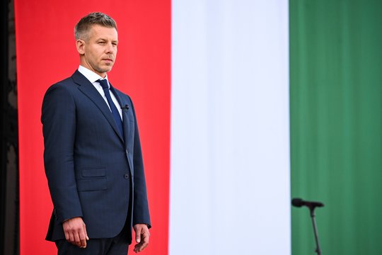 Siekdamas ES lėšų atblokavimo, naujasis Vengrijos lyderis vyksta į Briuselį