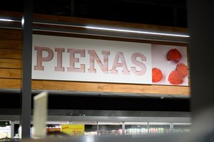Menka paguoda ūkininkams: tikisi, kad pieno kainos bent nustos kristi