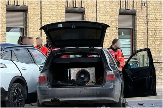  Didelė avarija Kaune: judrioje sankryžoje sužeisti 2 žmonės, nusidriekė transporto spūstys