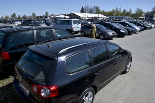 Kostiumuoti sukčiai švariais marškiniais: po įmonės bankroto – be automobilių ir pinigų likę klientai