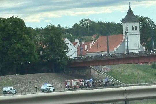 Prie tilto Kaune – didelis tarnybų sujudimas