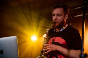 Jaunystės piliulė Kristupo festivalyje – elektroninės muzikos ir preparuoto fortepijono derinys šokių muzikos klube