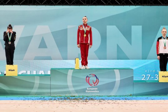 Ukrainos gimnastė ant pakylos išgirdusi rusų himną užsidengė ausis ir akis