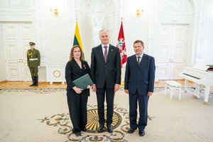 Prezidentas įteikė apdovanojimus nusipelniusioms mamoms, tėčiams ir globėjams