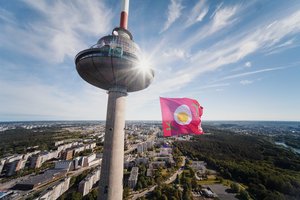 Vilnius davė startą rožiniam savaitgaliui: stotyje – vestuvės, mieste – masinė šaltibarščių pertrauka