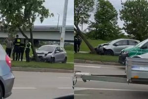 Kaune automobilio nesuvaldęs vairuotojas rėžėsi į medį