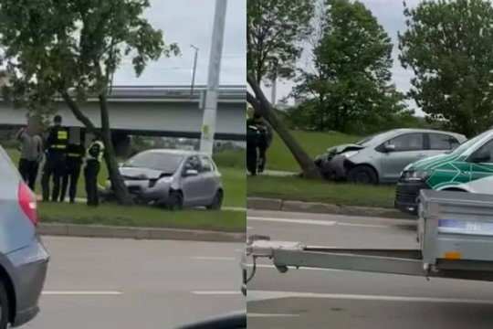 Kaune automobilio nesuvaldęs vairuotojas rėžėsi į medį