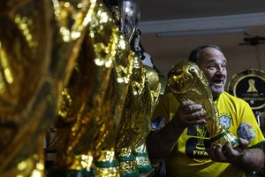 Pasaulio futbolo čempionato organizatoriai paskelbė, kad kovos su Ebolos viruso protrūkiu