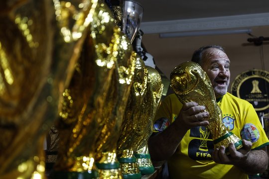 Pasaulio futbolo čempionato organizatoriai paskelbė, kad kovos su Ebolos viruso protrūkiu