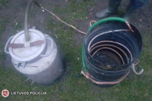 Kalvarijos savivaldybėje ūkiniame pastate rasta galimai naminės degtinės