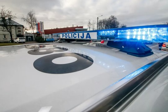 Žemuosiuose Šančiuose susidūrė BMW ir motociklas: motociklininkas sužeistas