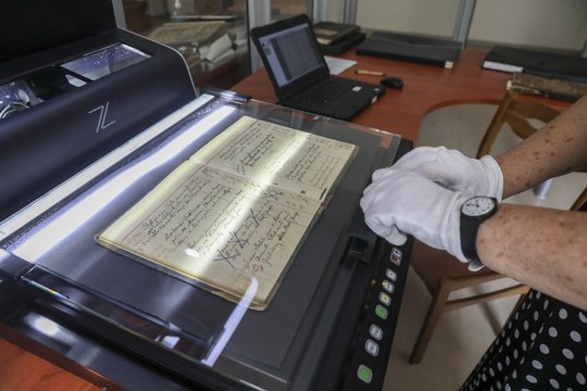 Valstybės archyvų dokumentus žadama skaitmeninti į DNR kapsules: pirmasis – Kovo 11-osios aktas