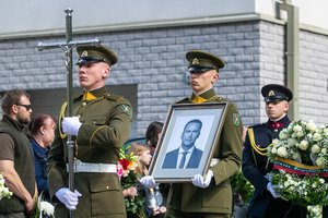J. Šuklinas išlydėtas į amžinojo poilsio vietą: gausybės susirinkusiųjų akyse – ašaros