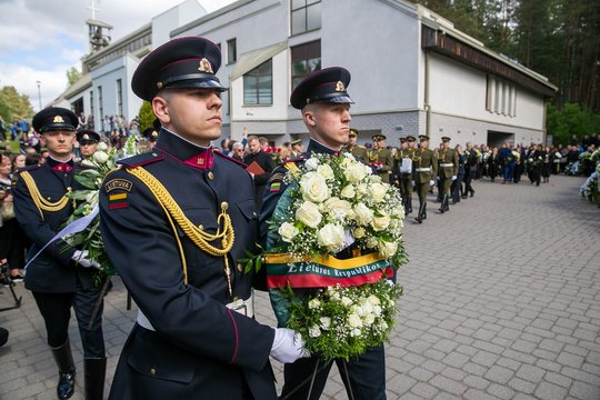 J. Šuklinas išlydėtas į amžinojo poilsio vietą: gausybės susirinkusiųjų akyse – ašaros