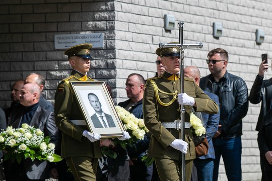 Gėlių jūra, žinomi politikai ir artimi bičiuliai: kadruose – jautrus atsisveikinimas su J. Šuklinu