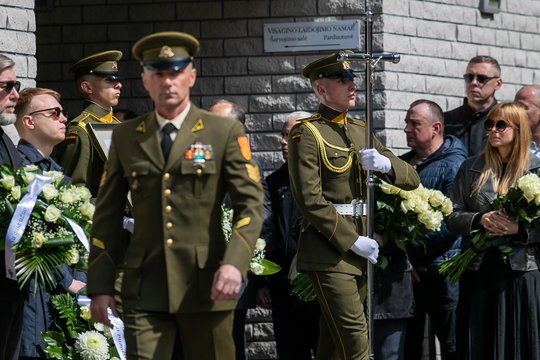 Gėlių jūra, žinomi politikai ir artimi bičiuliai: kadruose – jautrus atsisveikinimas su J. Šuklinu
