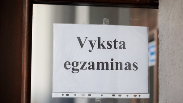 Beda pirštu į pagrindinę brandos egzaminų problemą: jie Lietuvoje per daug sureikšminami