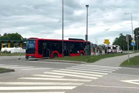 Dar viena avarija Šilainių žiede: nukentėjo autobuso keleivė