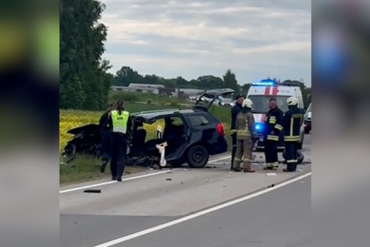 Užfiksavo avariją Kauno rajone: sumaitoti automobiliai, vienas žmogus prispaustas
