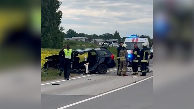 Užfiksavo avariją Kauno rajone: sumaitoti automobiliai, vienas žmogus prispaustas