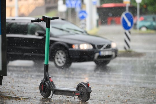 Prieš pat nosį išniro paspirtukininkas: vos išvengė labai skaudžios nelaimės