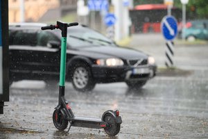 Prieš pat nosį išniro paspirtukininkas: vos išvengė labai skaudžios nelaimės