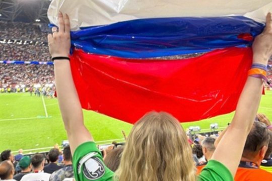 PSG vartininko M. Safonovo žmonos „sumanumas“: plėšė prancūziškas vėliavas, kad pasidarytų Rusijos trispalvę