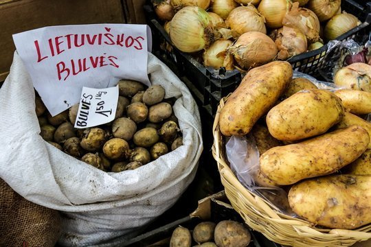Pirmųjų lietuviškų bulvių turguose neišvysite: įspėja ir pirkėjus