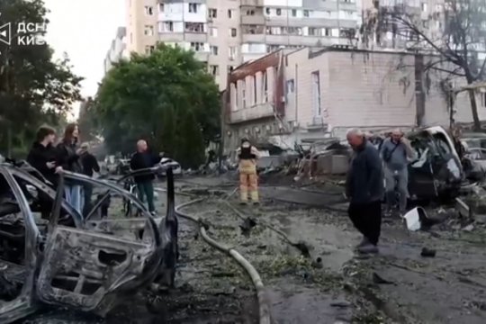 Masinės rusų atakos Ukrainoje vaizdai: yra aukų, daug kur kilo gaisrai
