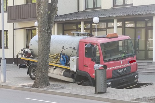 Palangoje atsivėrė smegduobė – įstrigo sunkvežimis