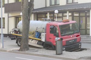 Palangoje atsivėrė smegduobė – įstrigo sunkvežimis