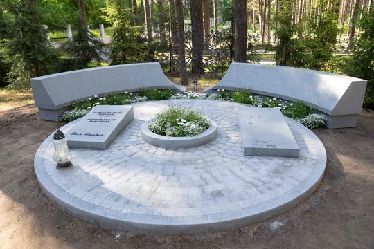 Almos Adamkienės kapą Petrašiūnuose papuošė antkapinė kompozicija su iškalbinga detale