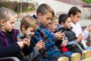 Prezidento patarėjas: reikia įstatymu reguliuoti išmaniųjų telefonų naudojimą mokyklose